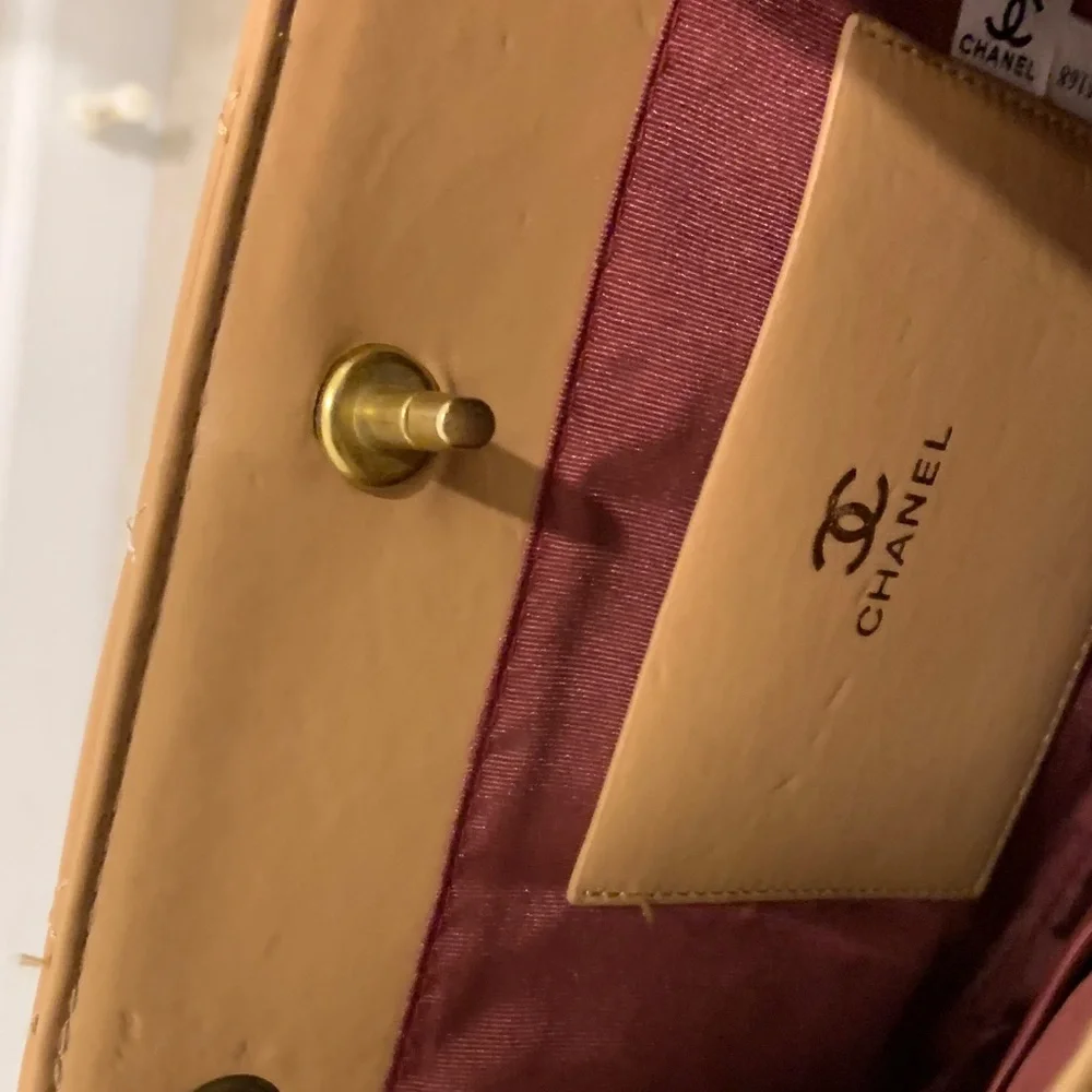 Elegant Quilted Shoulder Bag in Tan - Picture 4 of 6